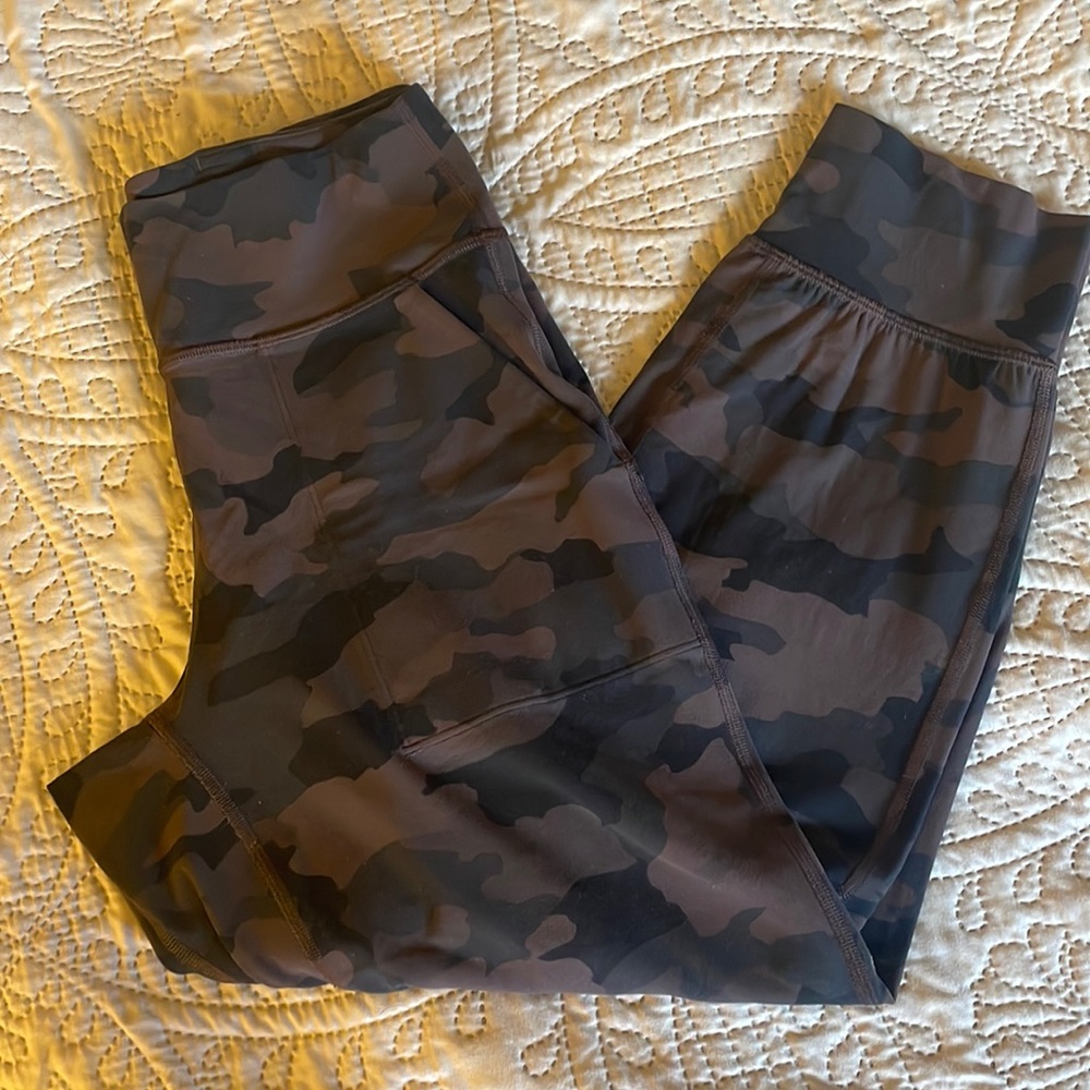 LuLulemon 23 Inch Cropped Align Joggers Size 6